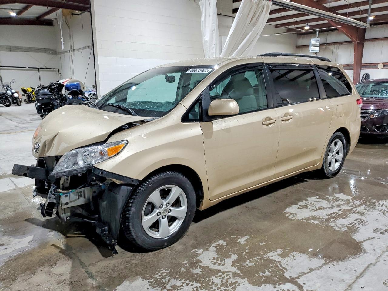 2011 TOYOTA SIENNA