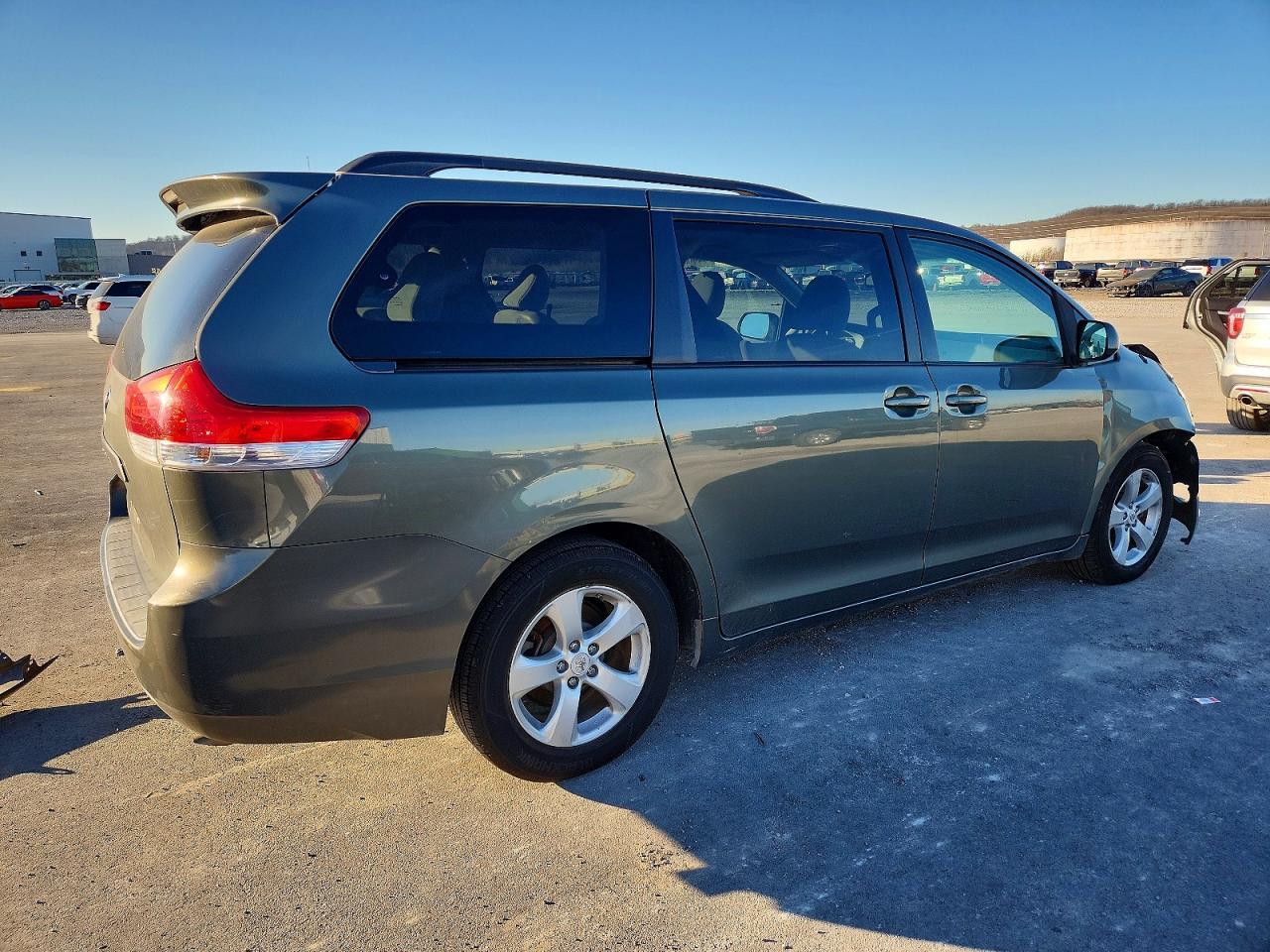 2011 TOYOTA SIENNA