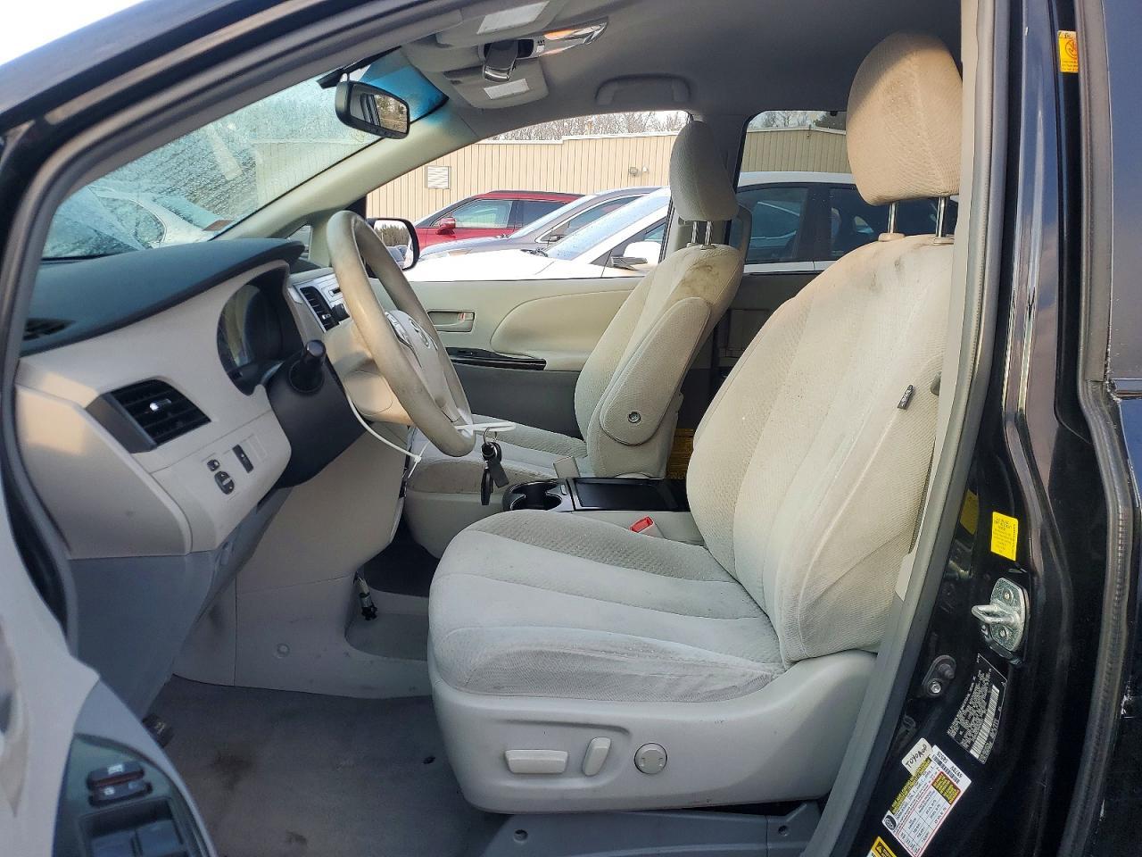2011 TOYOTA SIENNA