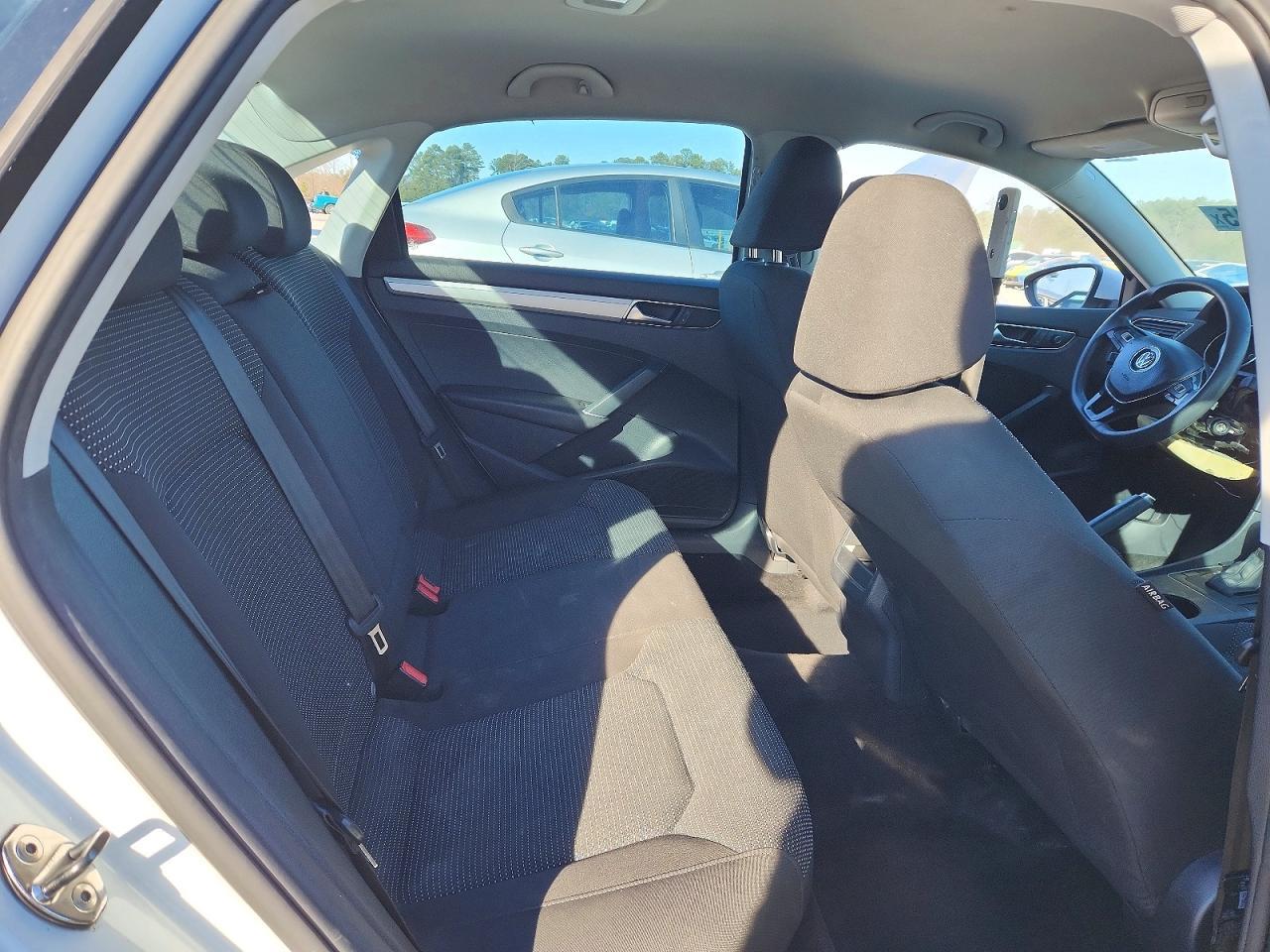 2017 VOLKSWAGEN Passat
