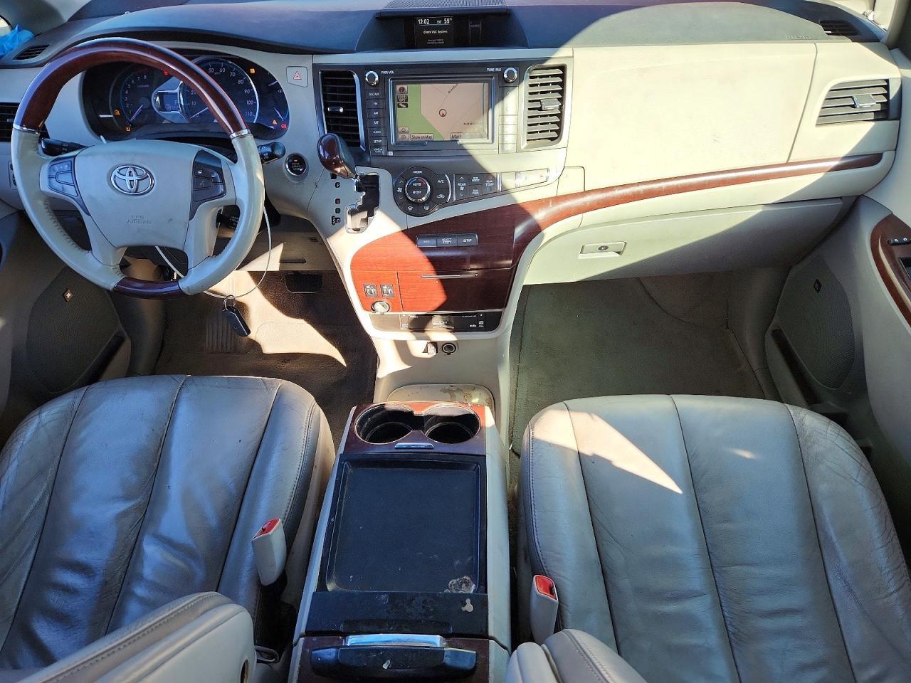 2011 TOYOTA SIENNA