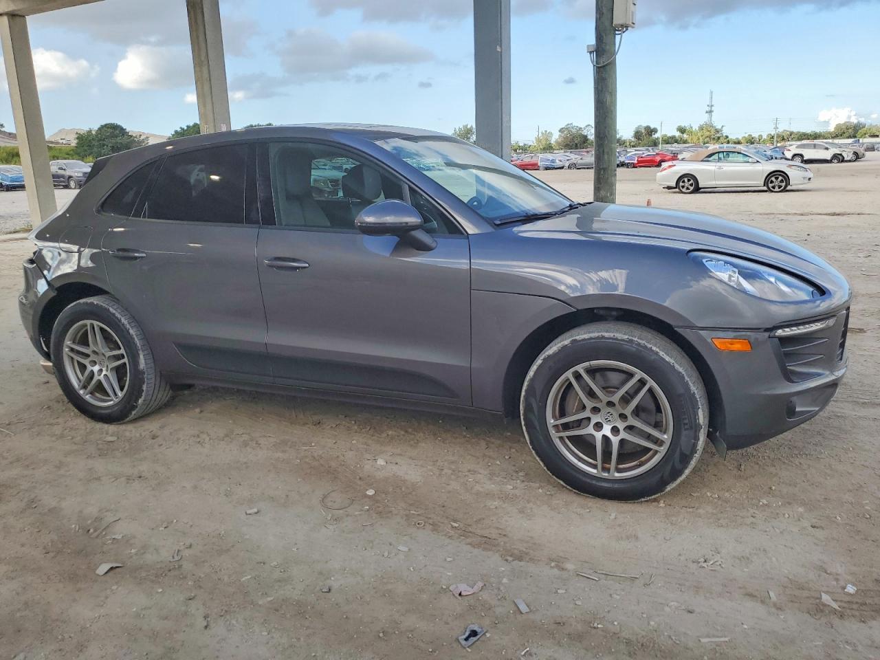 2018 PORSCHE Macan
