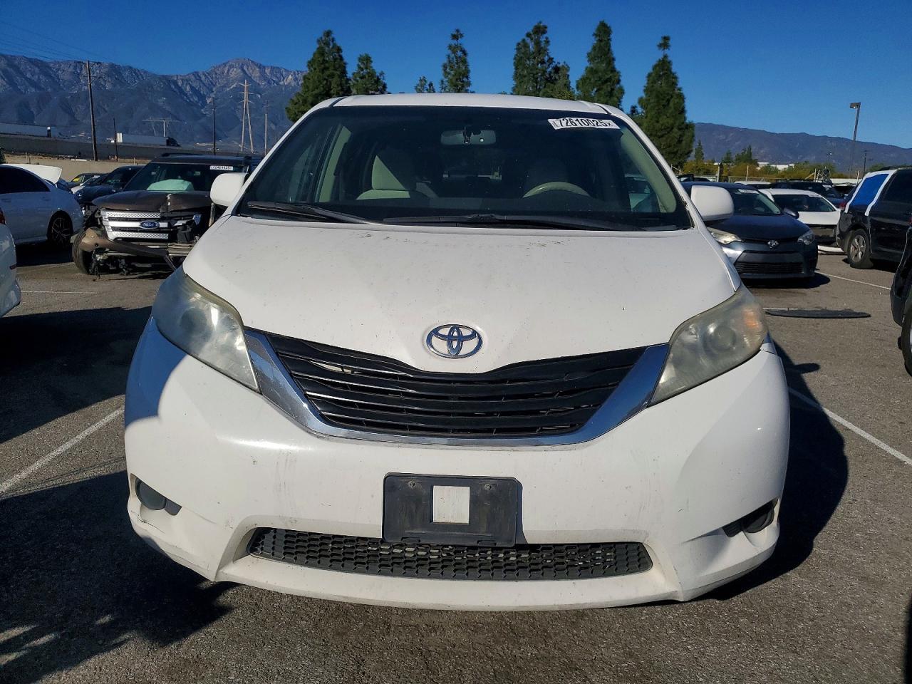 2011 TOYOTA SIENNA