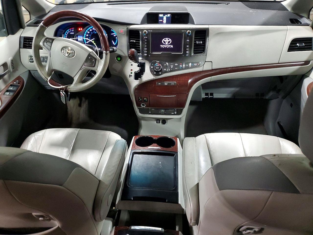2011 TOYOTA SIENNA