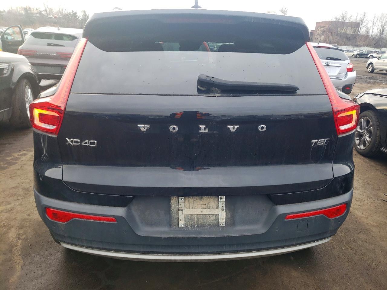 2020 VOLVO XC40