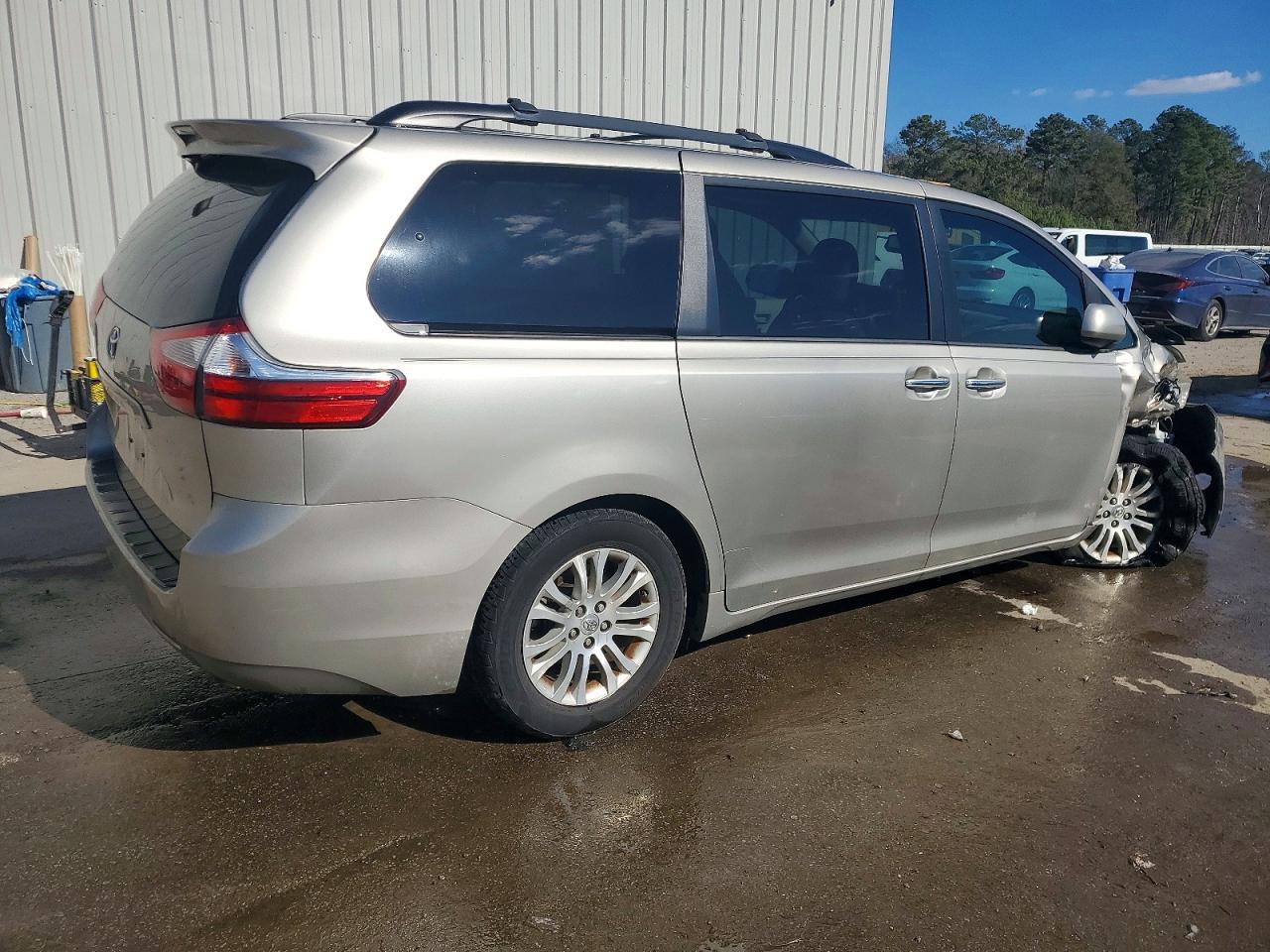 2017 TOYOTA SIENNA