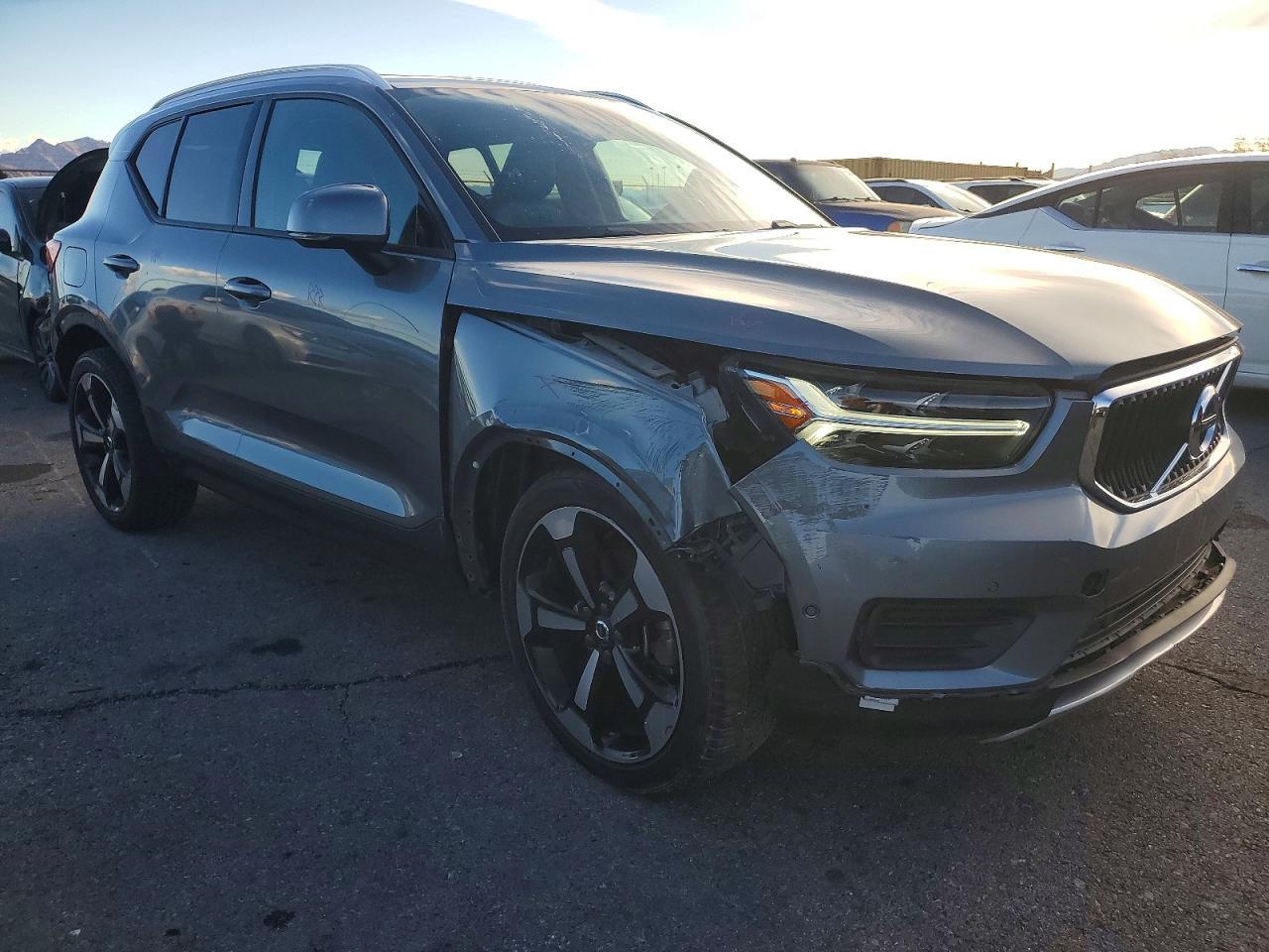 2019 VOLVO XC40