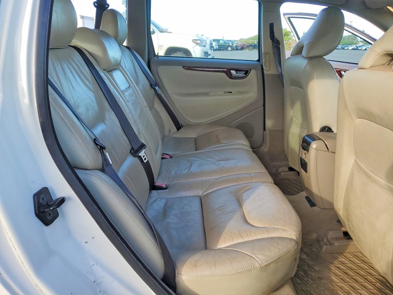 2005 VOLVO V70