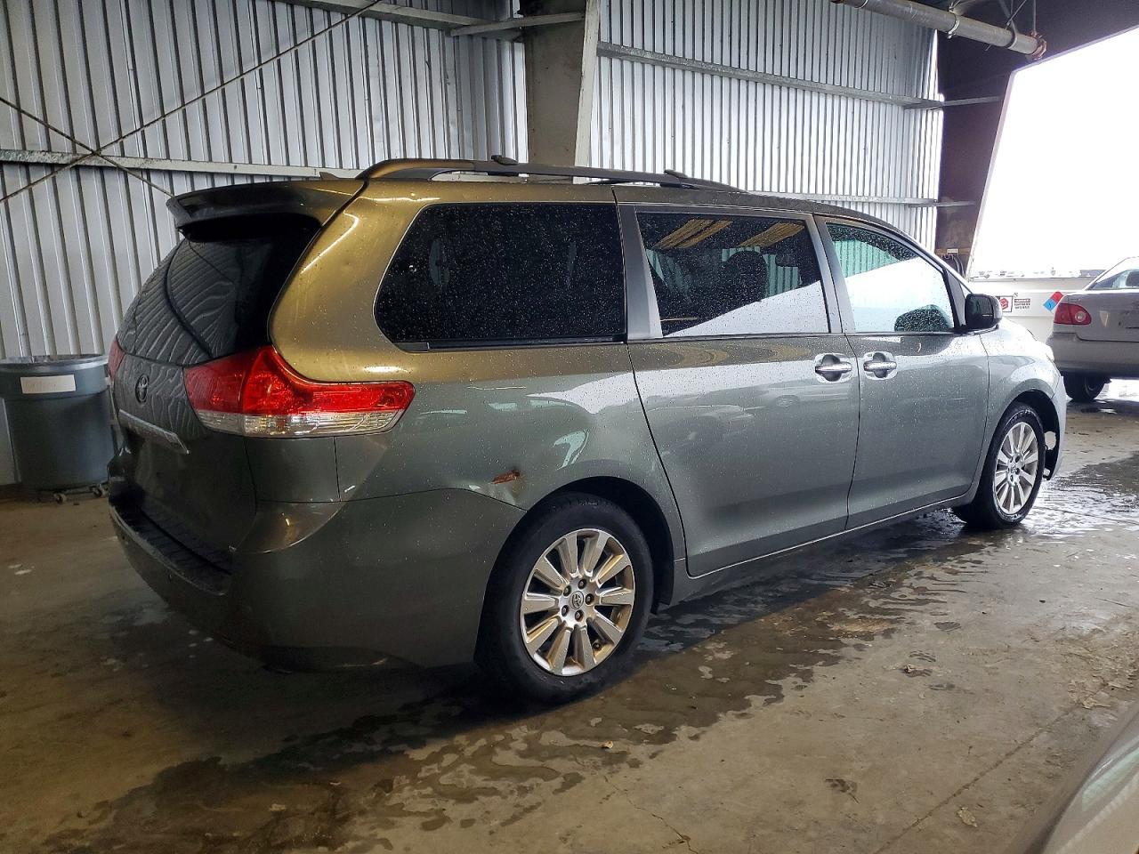 2011 TOYOTA SIENNA