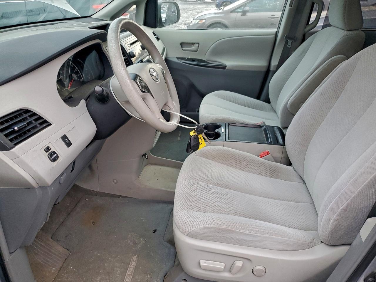 2011 TOYOTA SIENNA