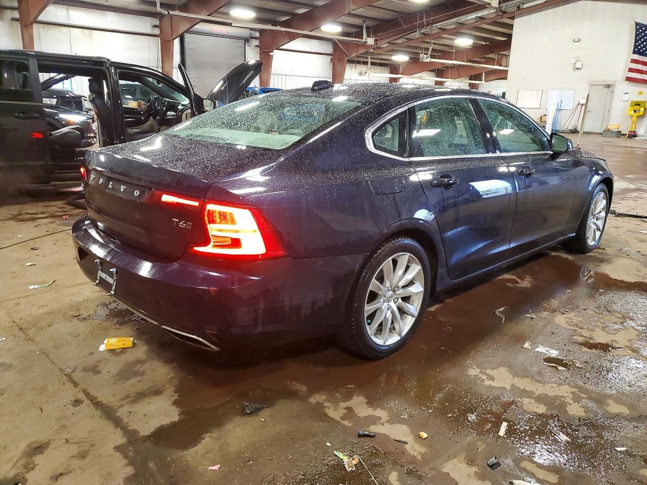2017 VOLVO S90