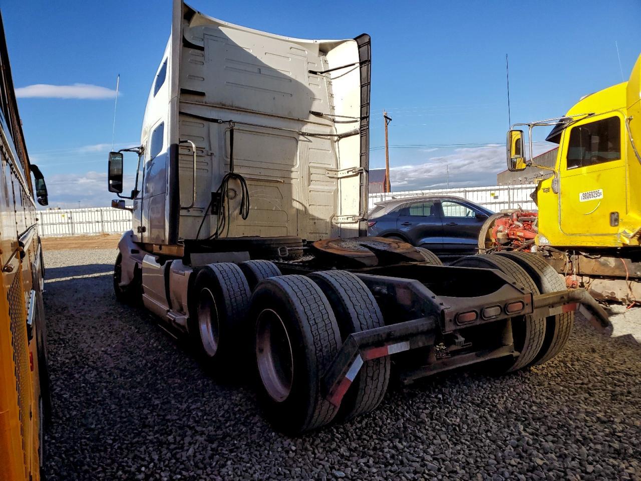 2024 VOLVO VNL