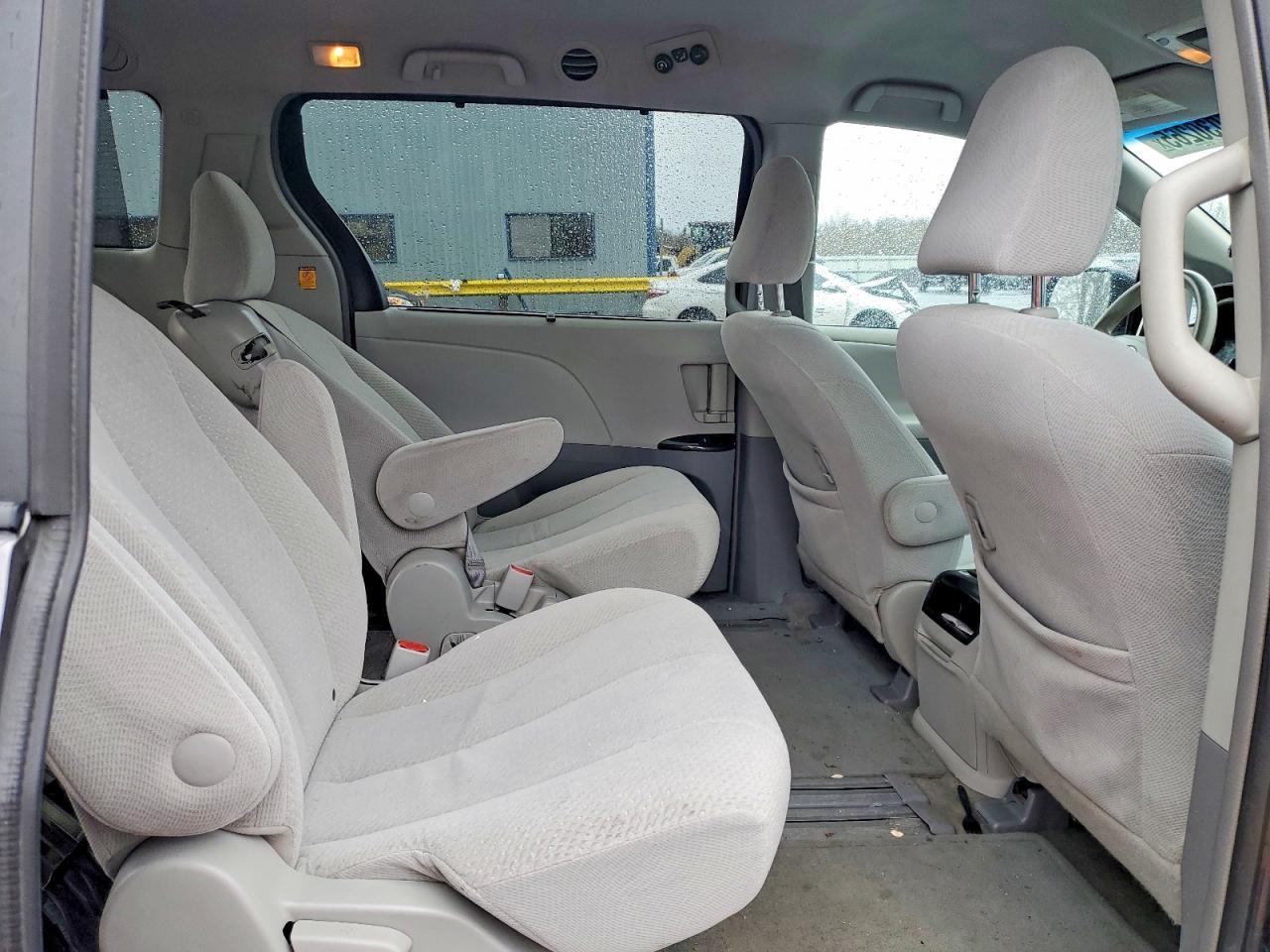 2011 TOYOTA SIENNA