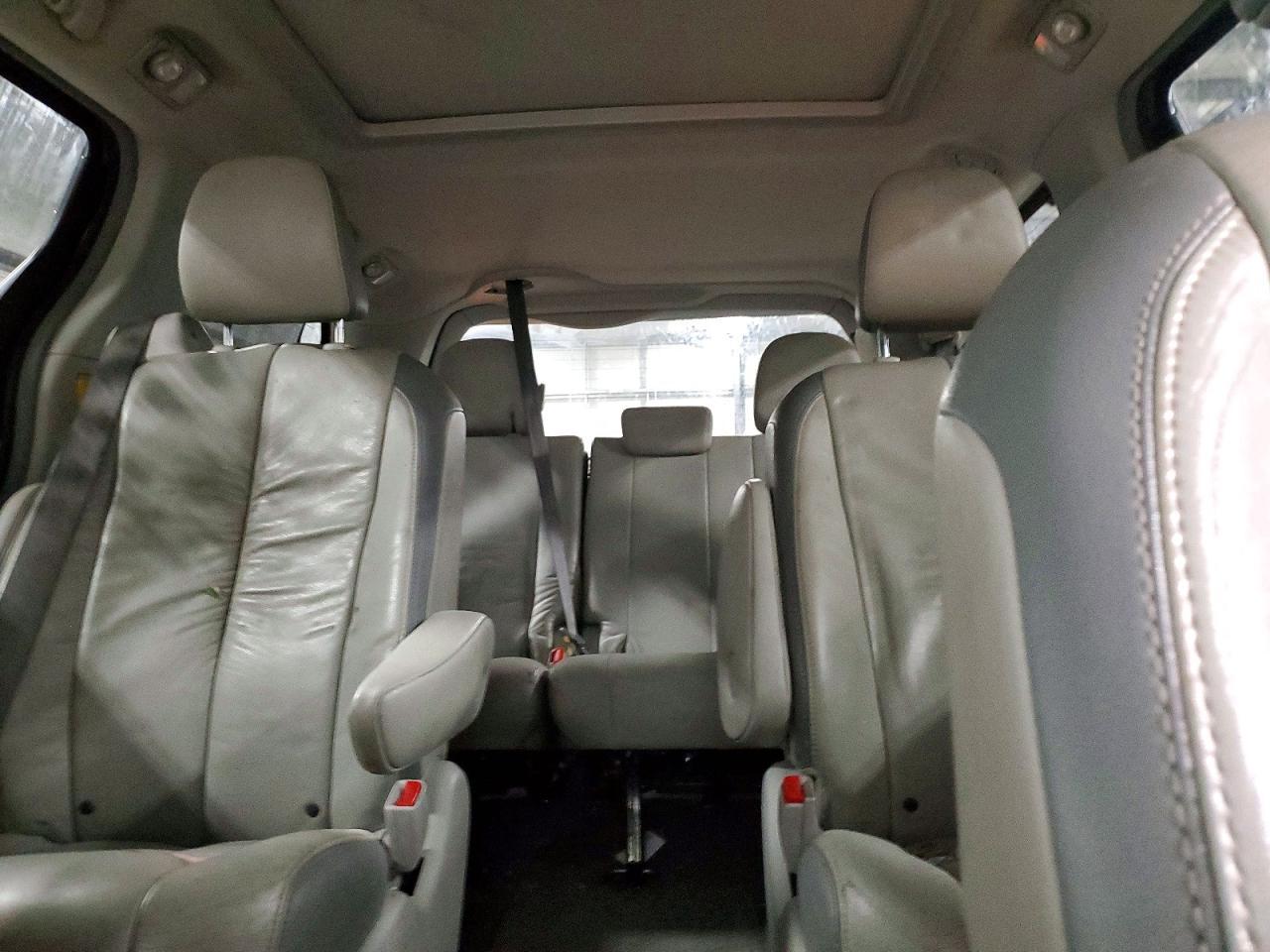 2011 TOYOTA SIENNA