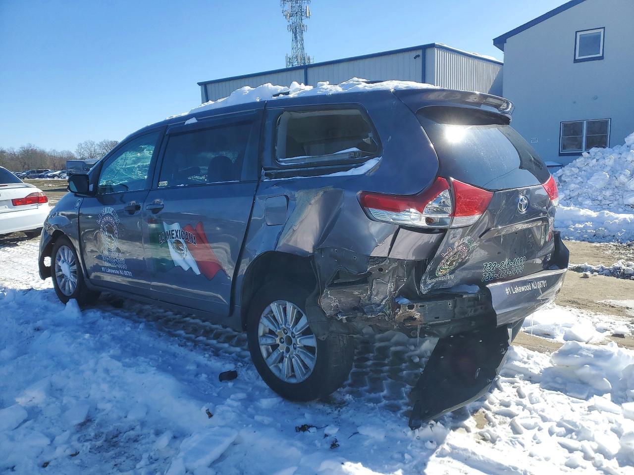 2011 TOYOTA SIENNA