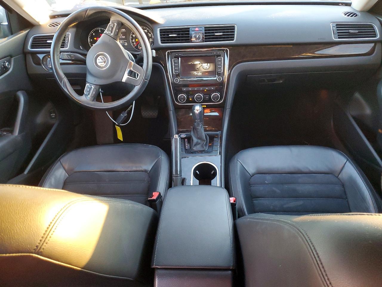 2014 VOLKSWAGEN Passat