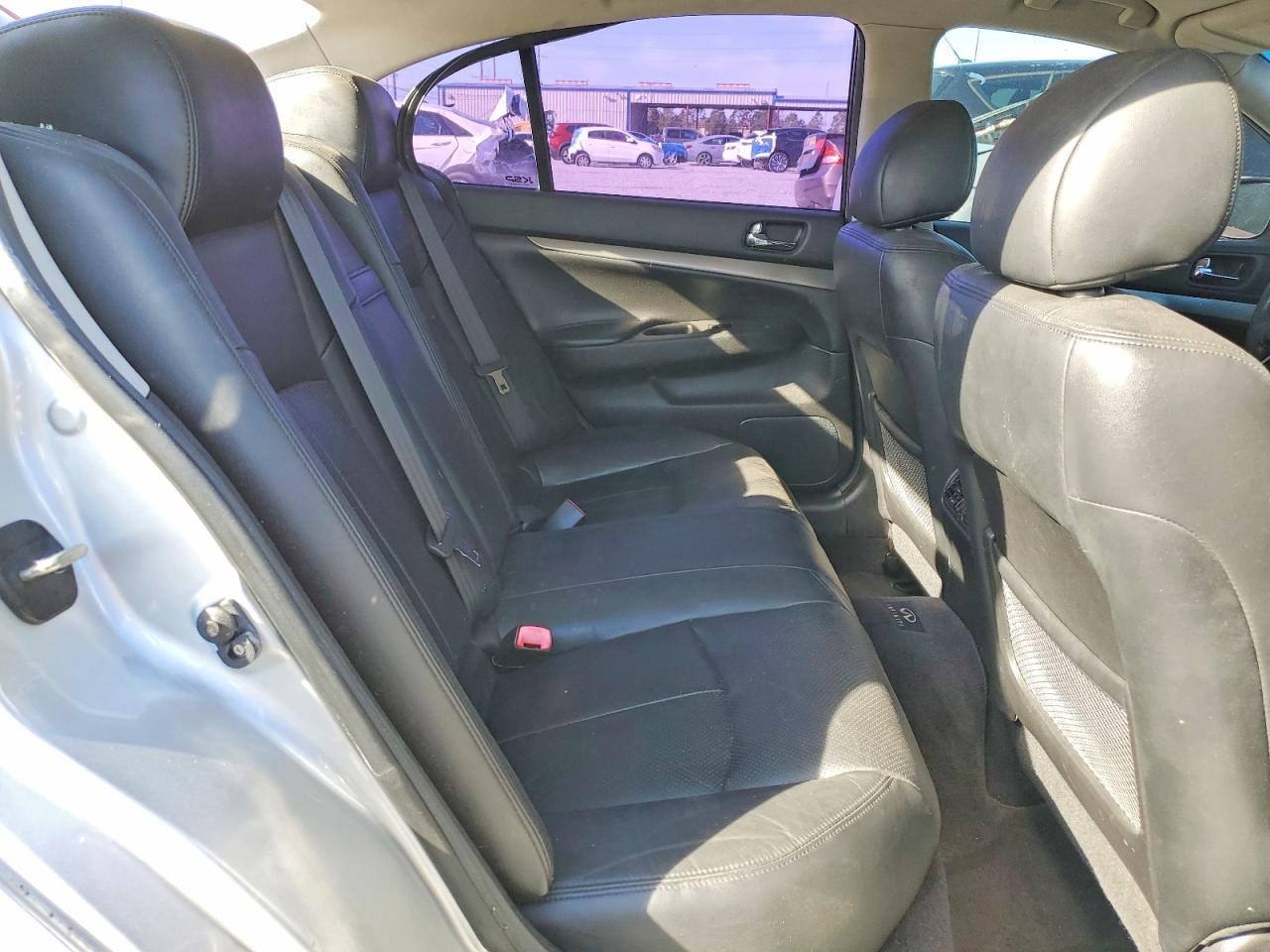 2011 INFINITI G37