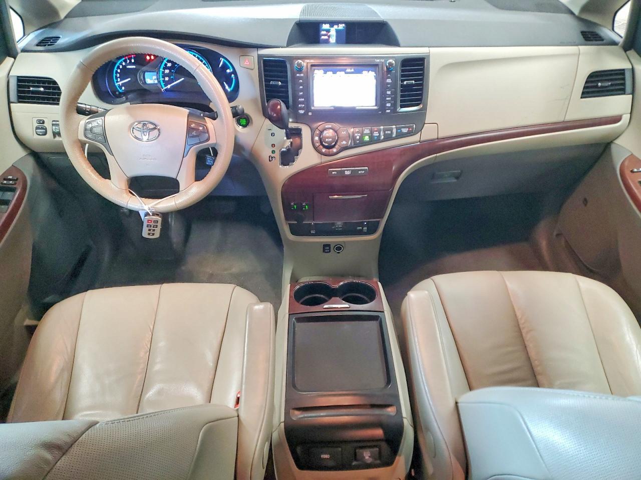 2011 TOYOTA SIENNA