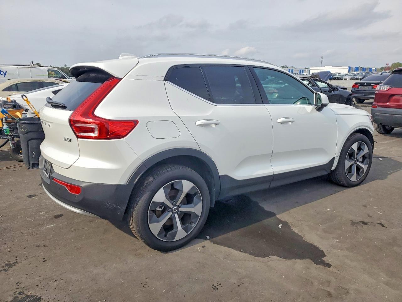 2025 VOLVO XC40