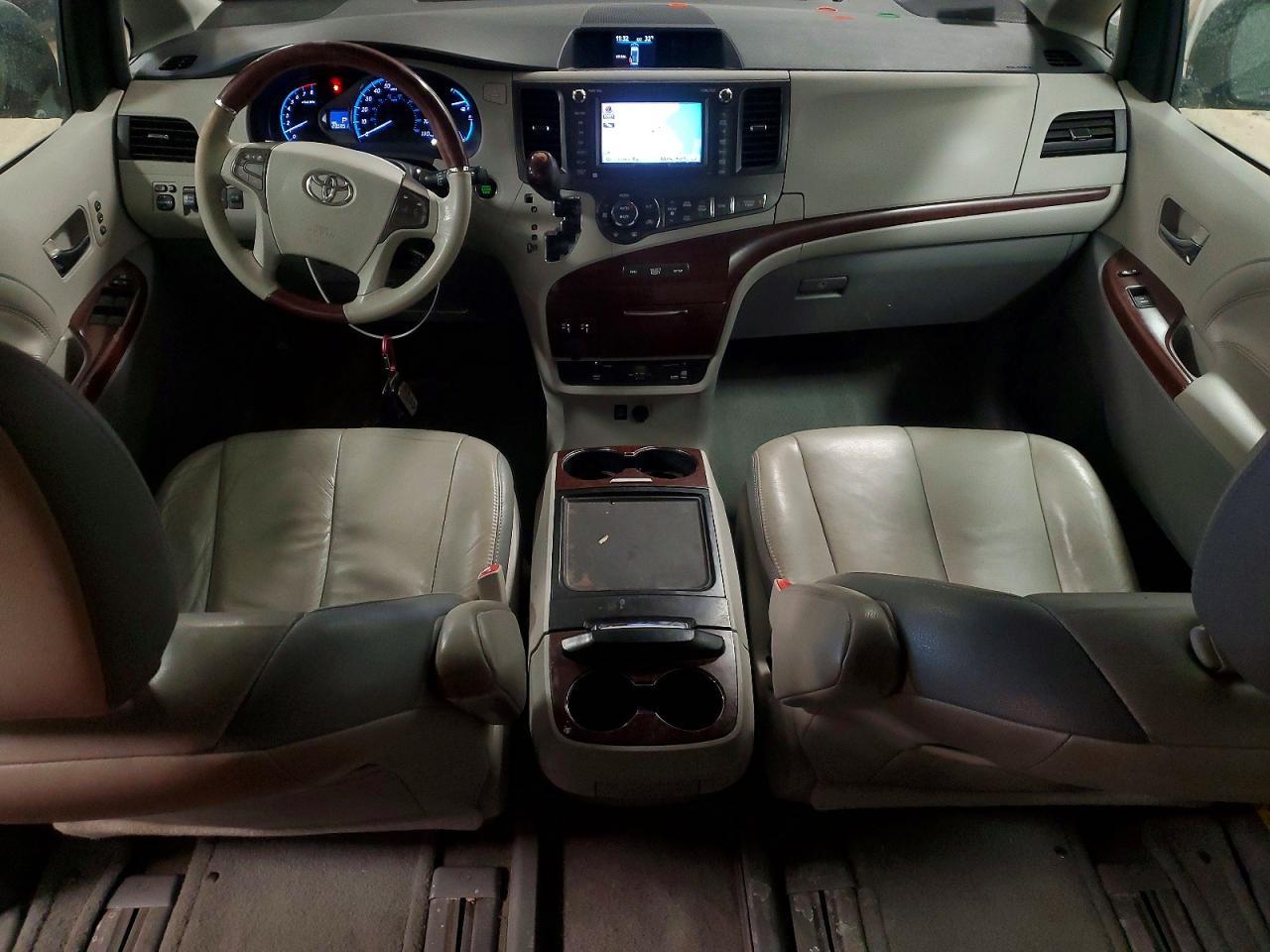 2012 TOYOTA SIENNA