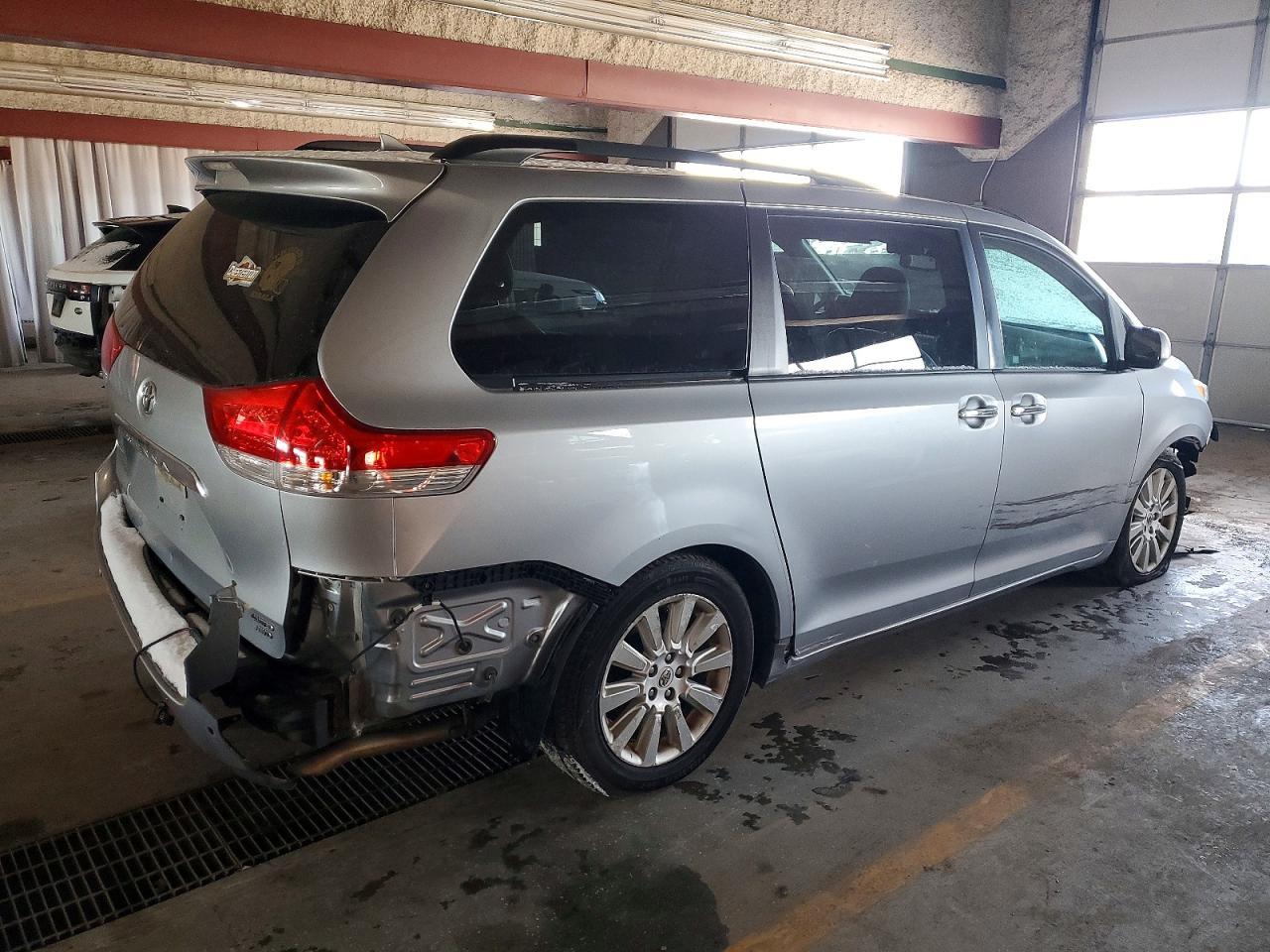 2012 TOYOTA SIENNA