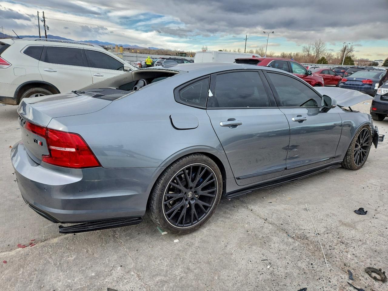 2017 VOLVO S90