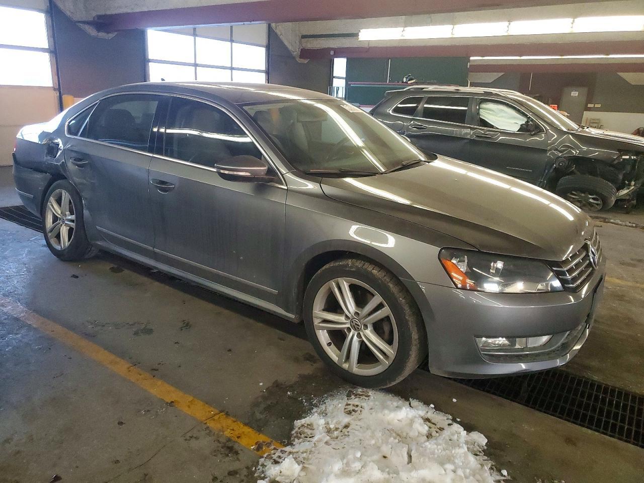 2012 VOLKSWAGEN Passat