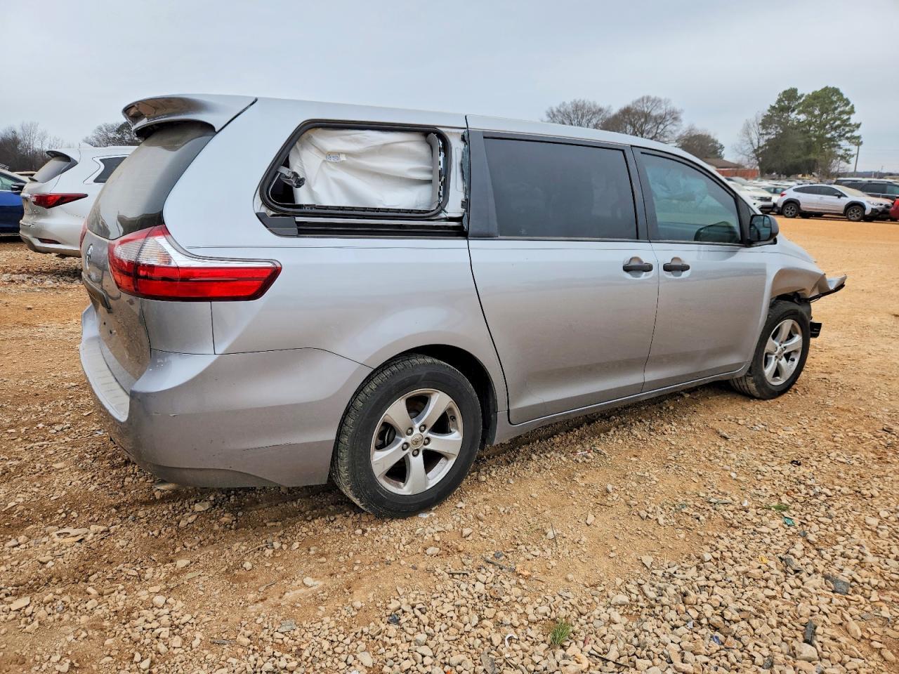 2016 TOYOTA SIENNA
