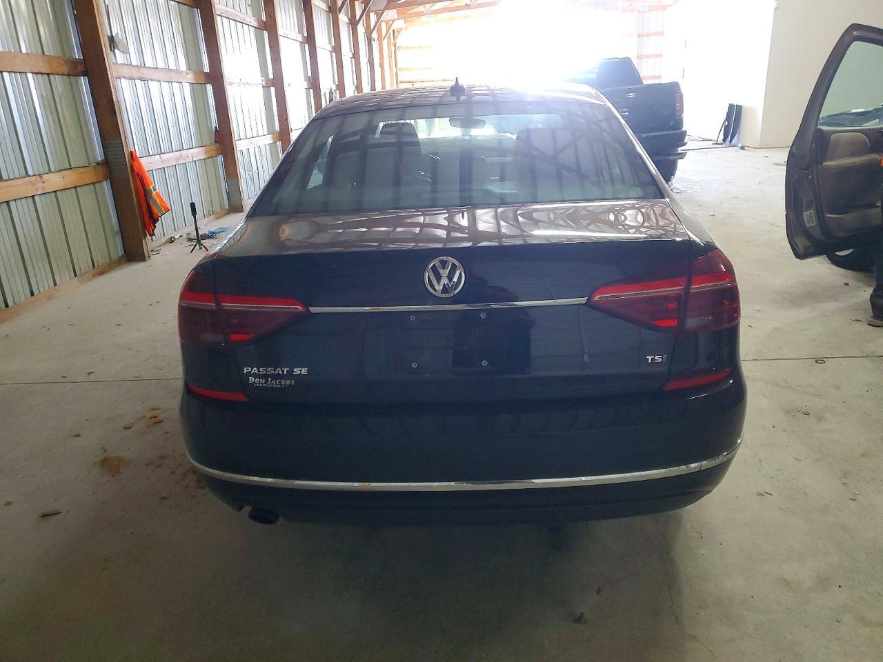2017 VOLKSWAGEN Passat