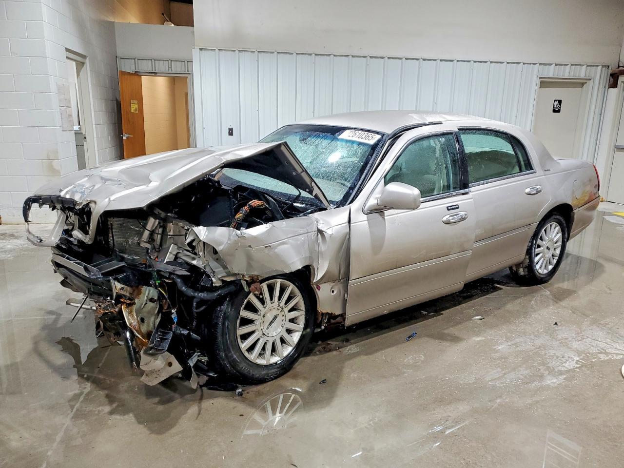 2003 LINCOLN Town Car
