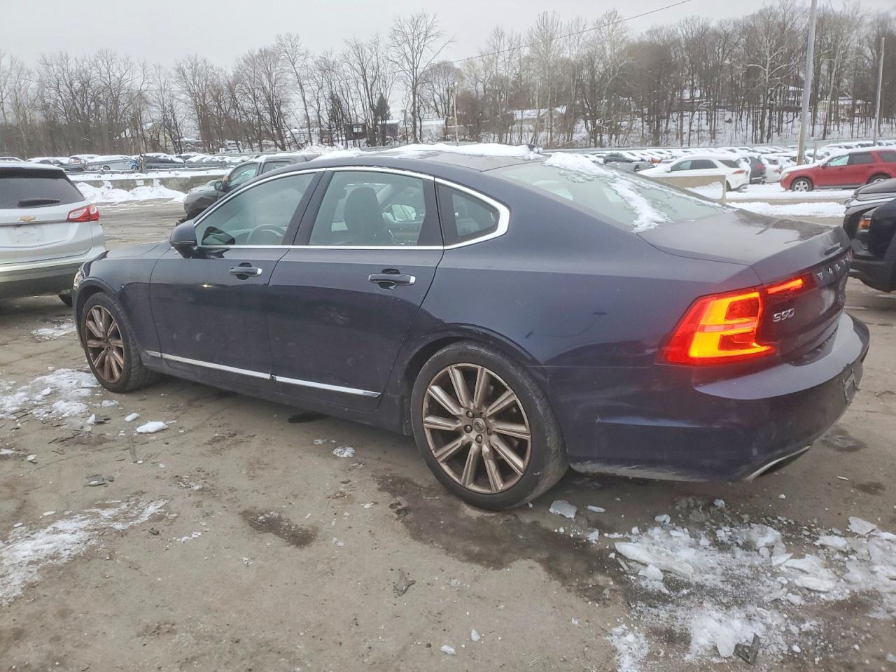 2017 VOLVO S90