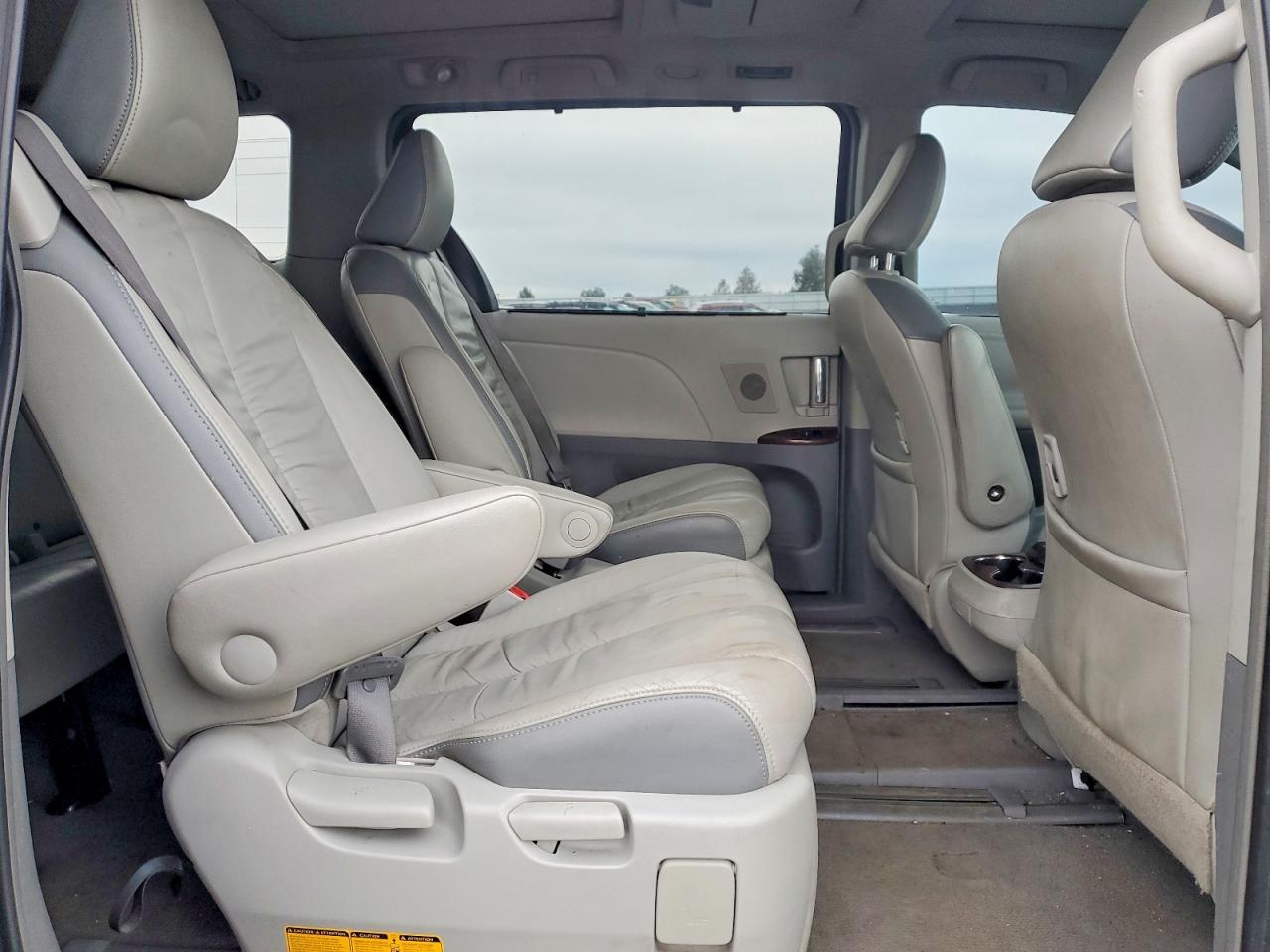 2011 TOYOTA SIENNA