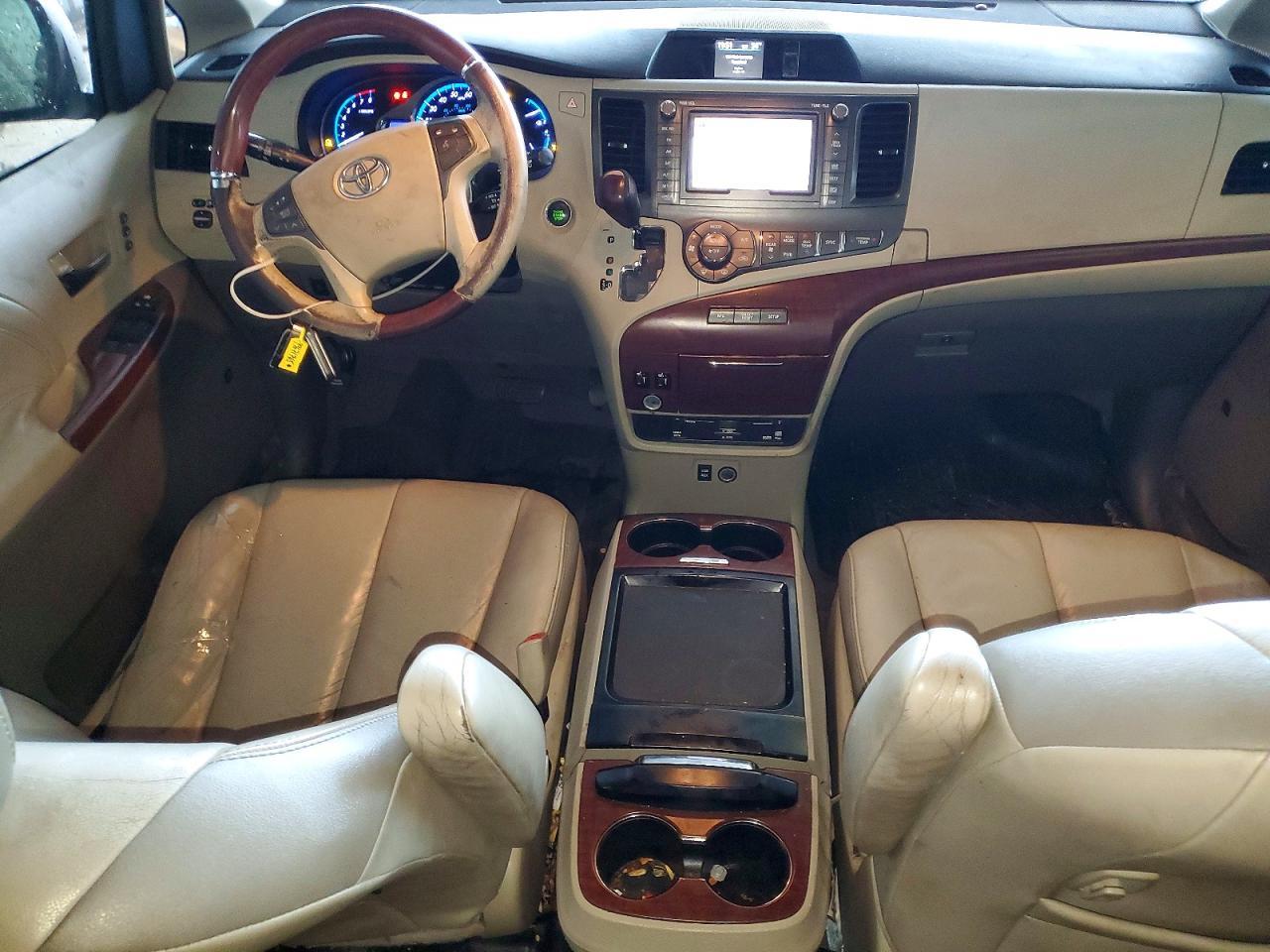 2011 TOYOTA SIENNA
