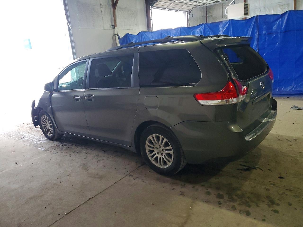 2012 TOYOTA SIENNA