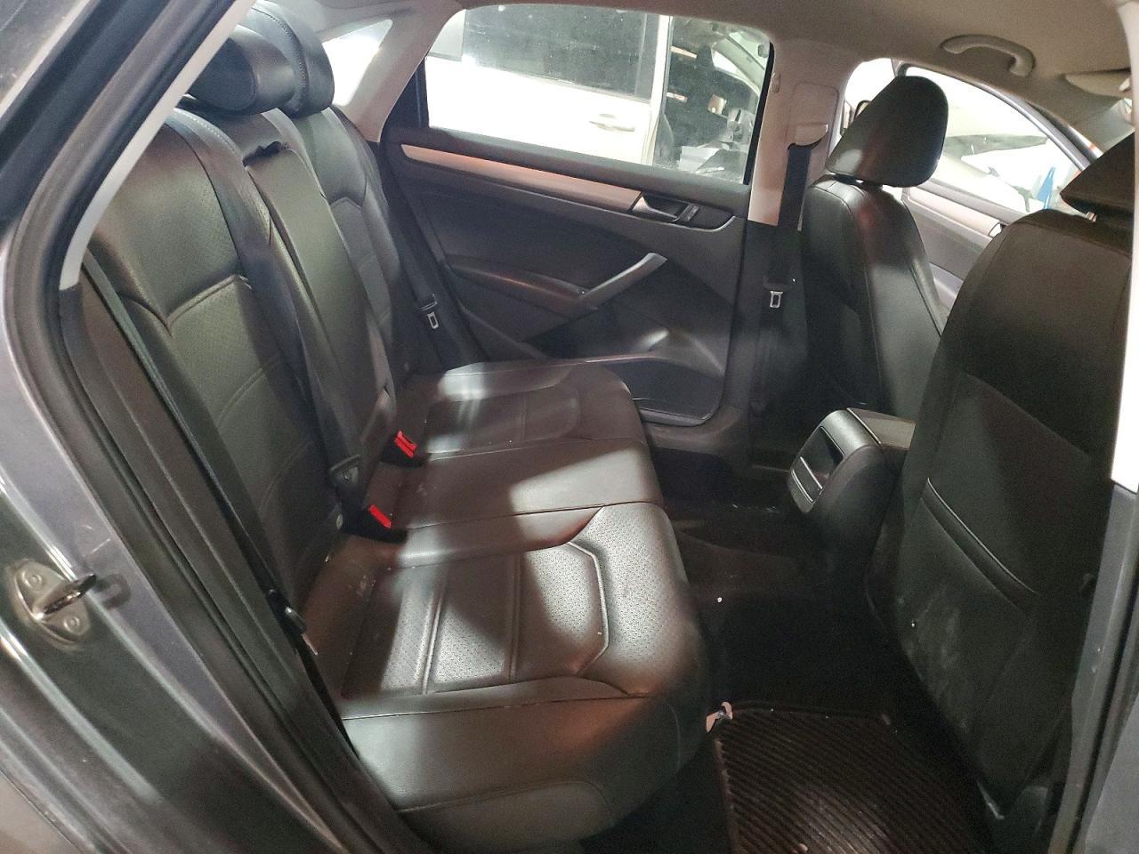 2014 VOLKSWAGEN Passat