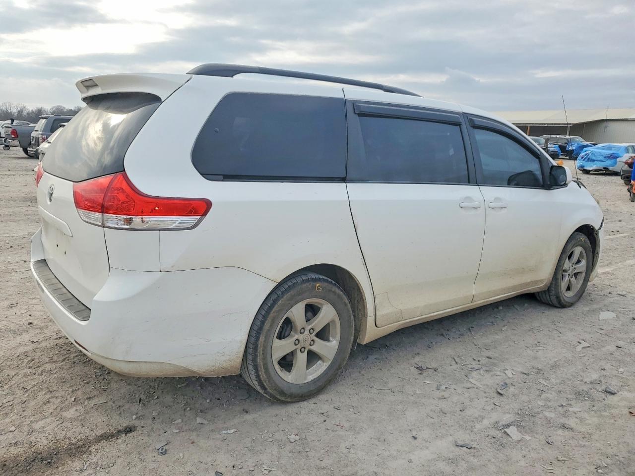 2011 TOYOTA SIENNA