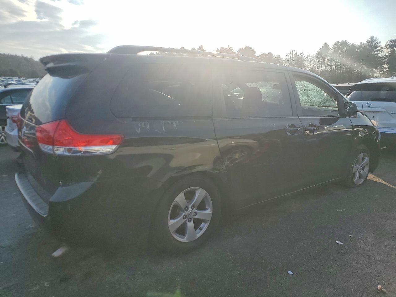 2011 TOYOTA SIENNA