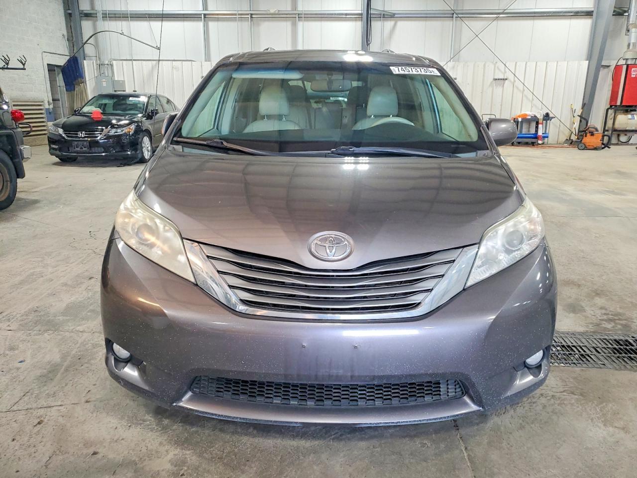 2013 TOYOTA SIENNA
