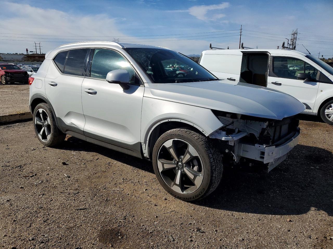 2020 VOLVO XC40