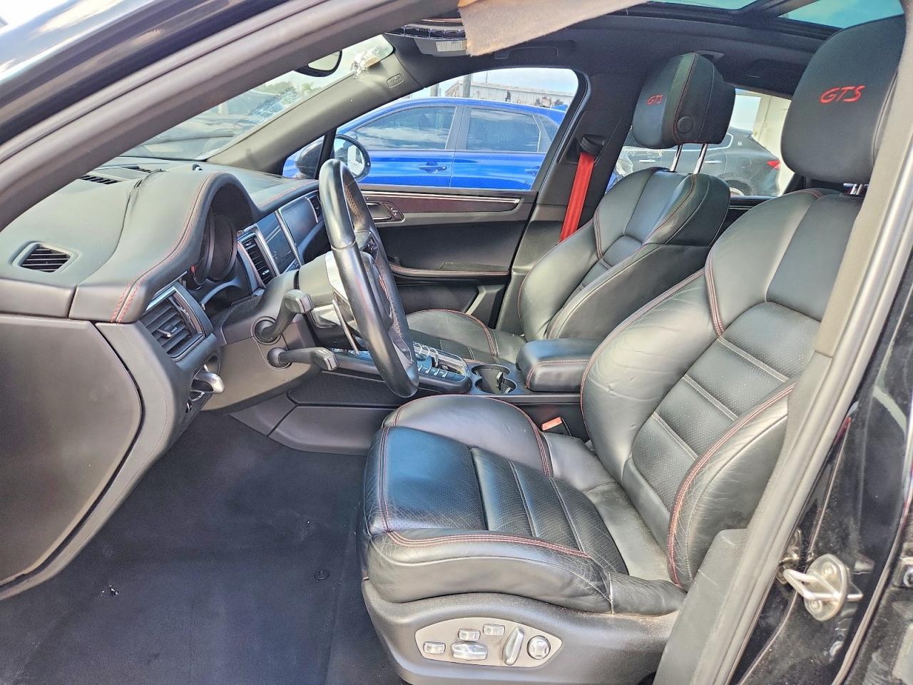 2017 PORSCHE Macan
