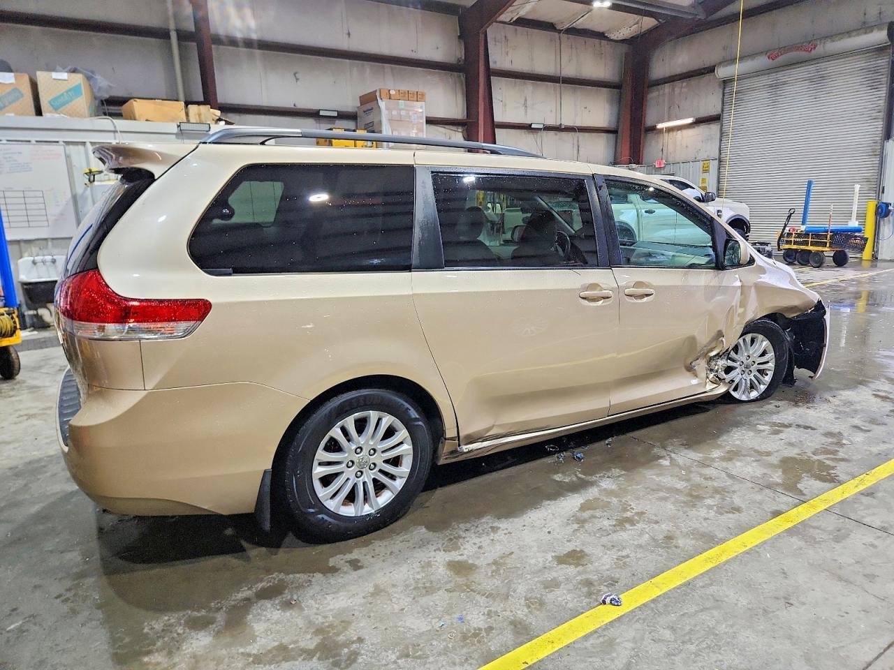 2011 TOYOTA SIENNA