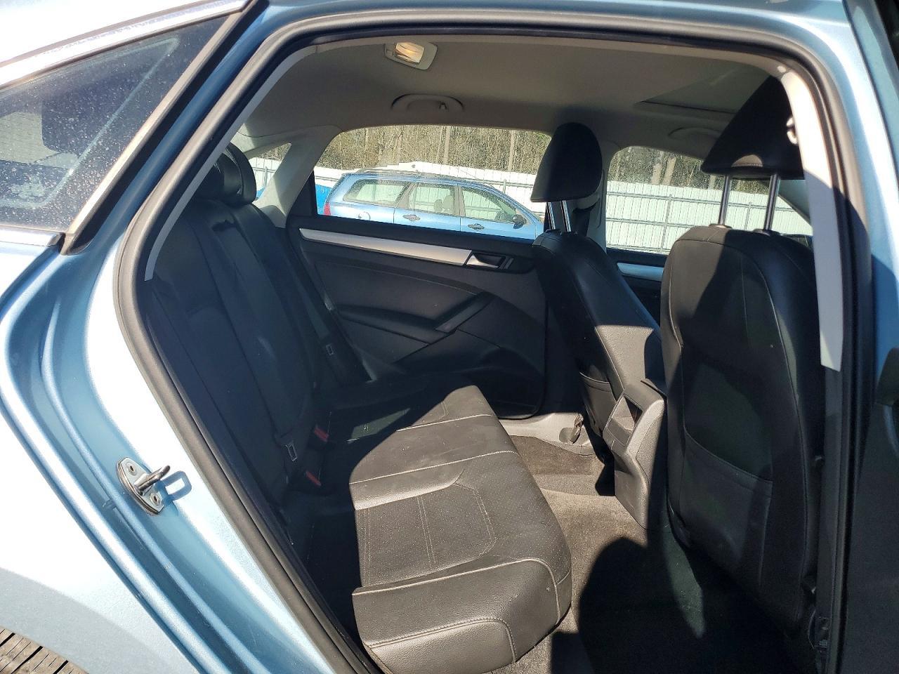 2012 VOLKSWAGEN Passat