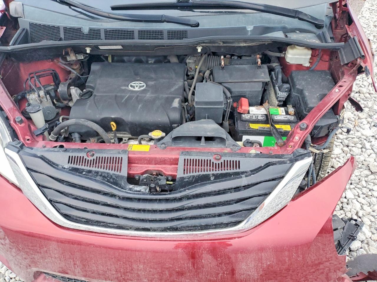 2011 TOYOTA SIENNA
