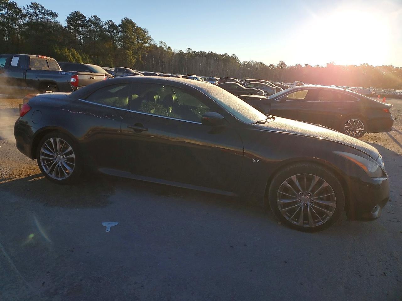 2015 INFINITI Q60