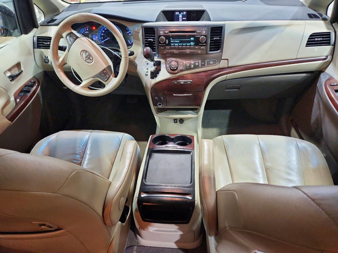 2011 TOYOTA SIENNA