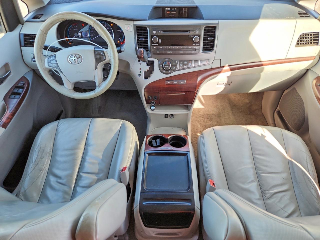 2011 TOYOTA SIENNA