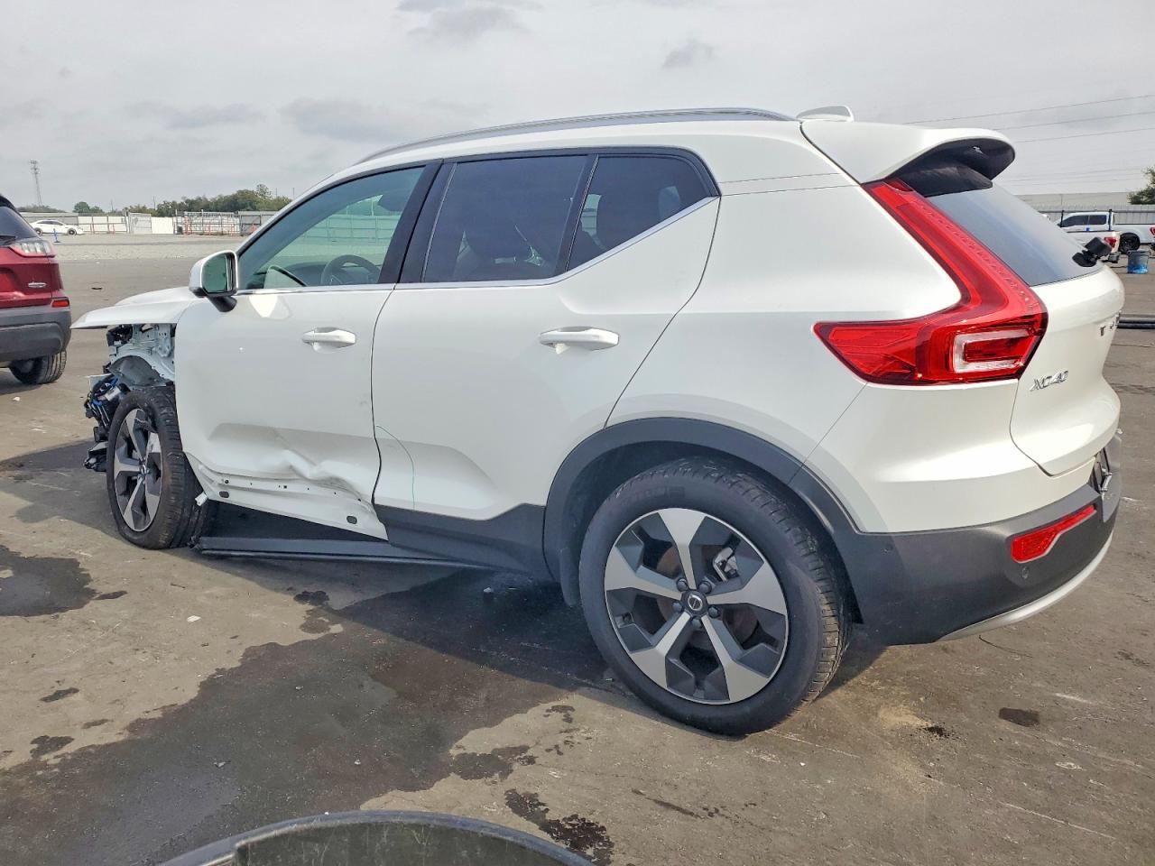 2025 VOLVO XC40