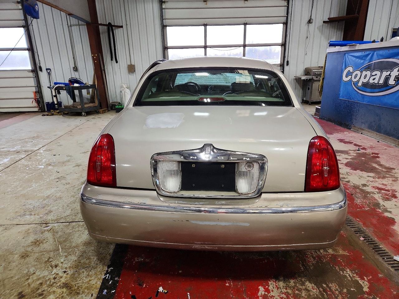 2002 LINCOLN Town Car