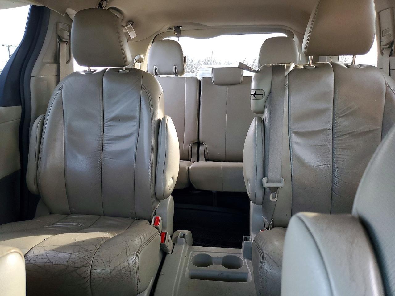 2011 TOYOTA SIENNA