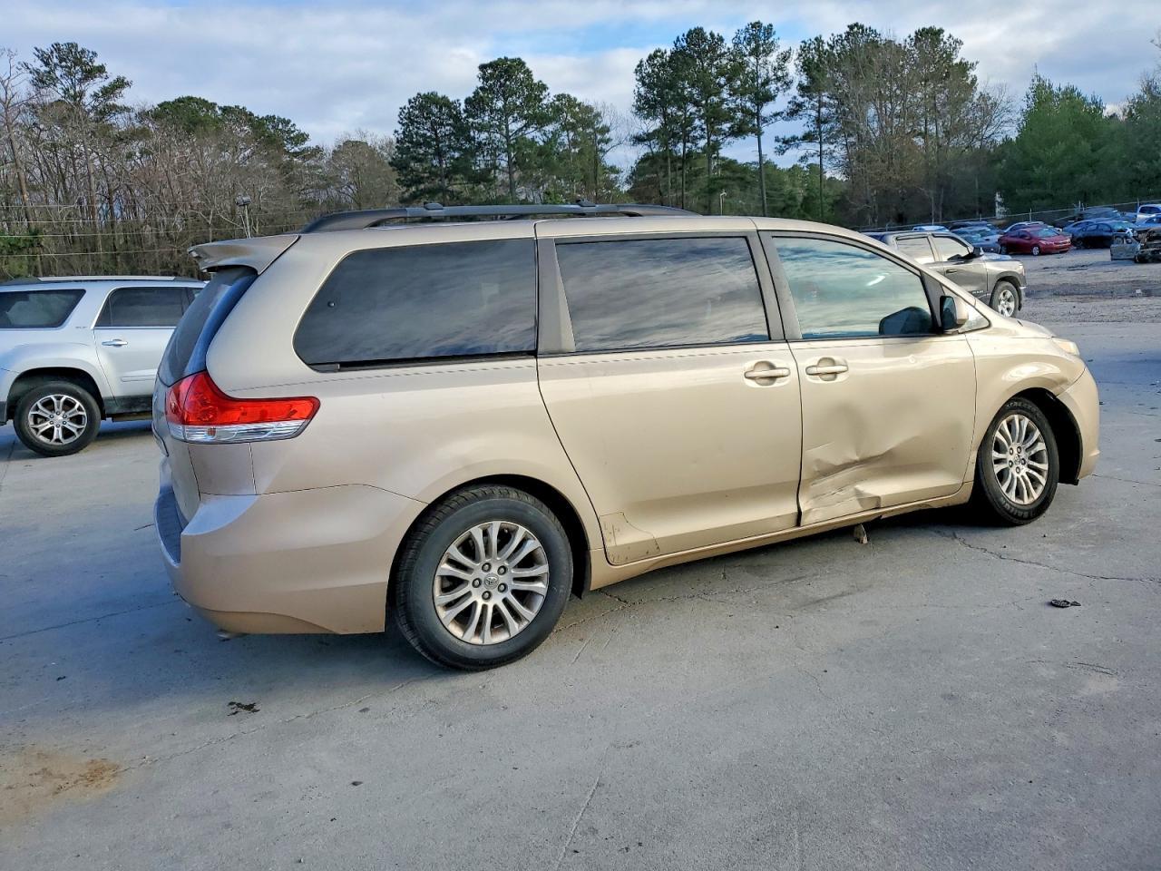 2012 TOYOTA SIENNA